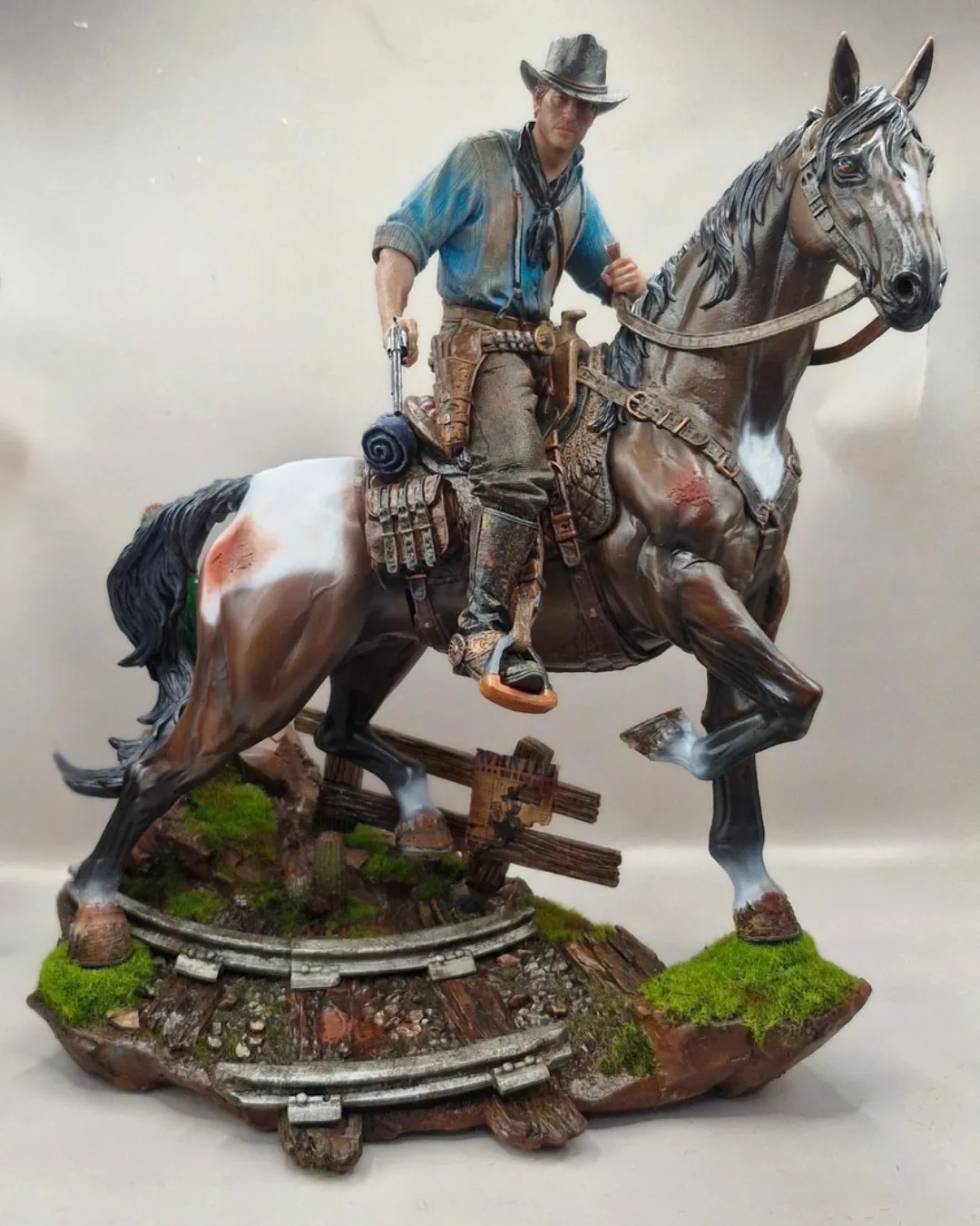 Estátua colecionável do Arthur Morgan a cavalo, de Red Dead Redemption 2, com diorama de trilhos e cerca de madeira