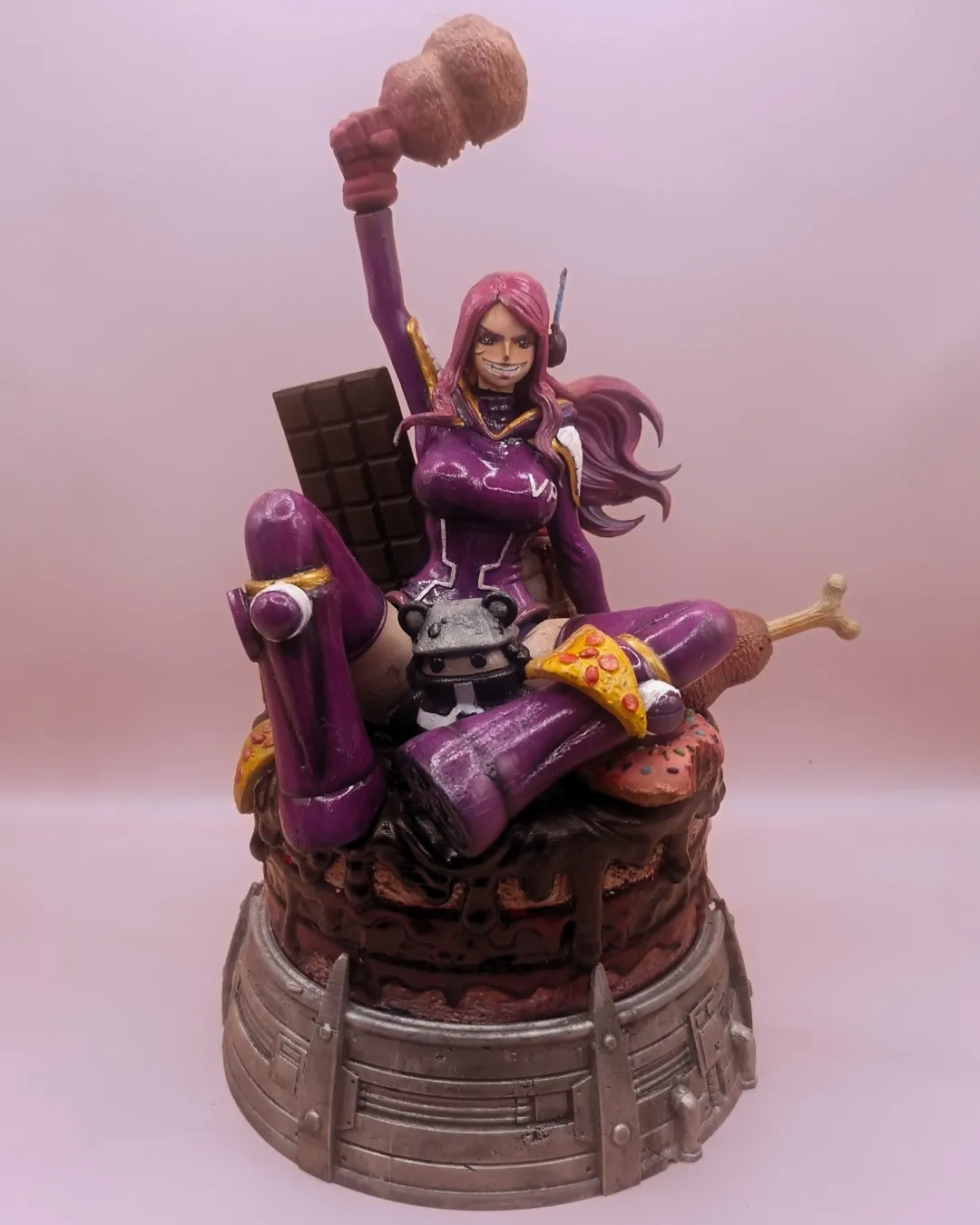Figure colecionável da Jewelry Bonney de One Piece sentada sobre um bolo, pintada à mão