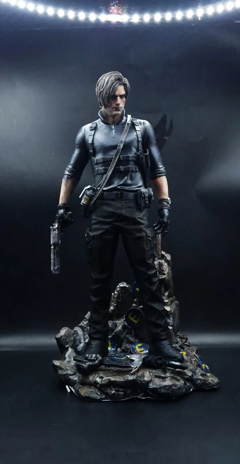 Estátua colecionável do Leon S. Kennedy de Resident Evil 4, impressa em 3D e pintada à mão